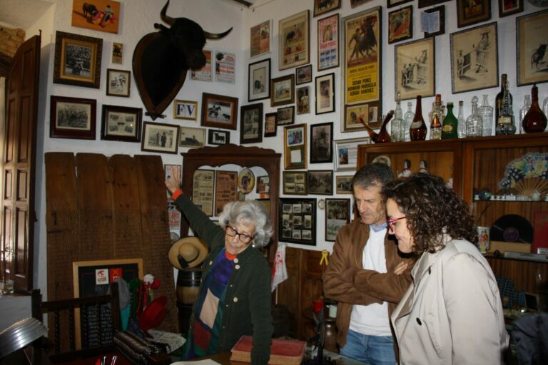 ‘Entreparques’ visita en Fernán Caballero una casa centenaria que aspira a convertirse en museo etnográfico