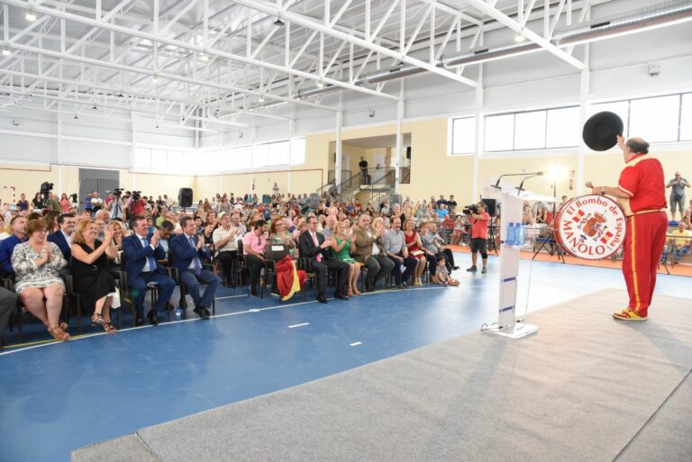 El bombo que Manolo regaló a San Carlos del Valle se vestirá de luto por la muerte de su vecino: «Era muy querido»
