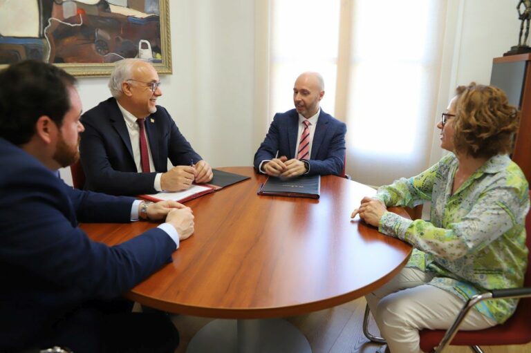 El Ayuntamiento y la Asociación Empresarial de Manzanares renuevan su alianza