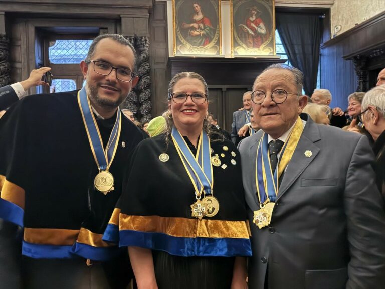 Beatriz Saavedra Gastélum recibe el Doctorado Honoris Causa por la Academia de Historia UNAM