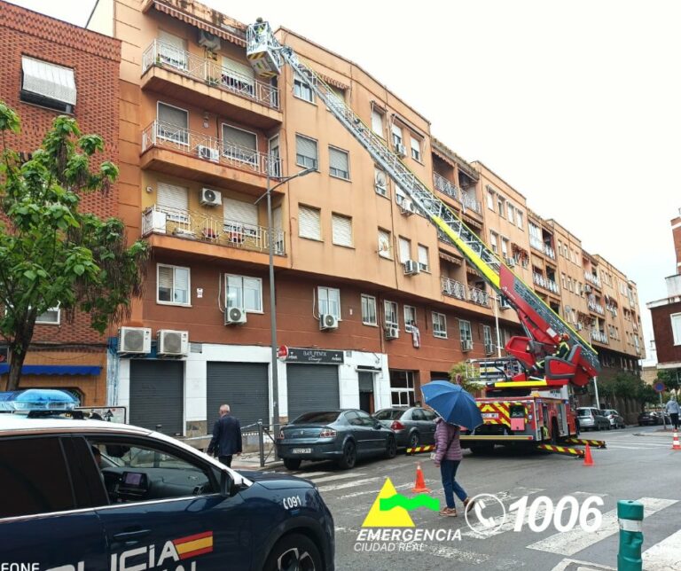 Puertollano: Se deprende gran parte de una cornisa sobre la calle Canalejas