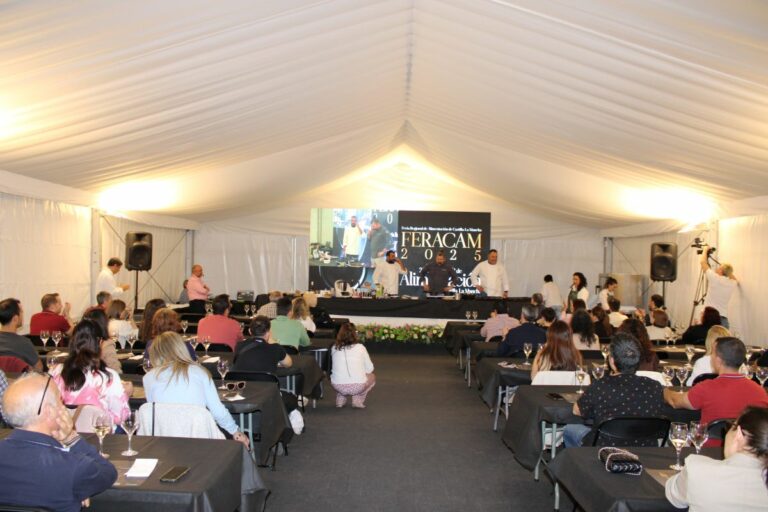 El público responde de manera mayoritaria a las primeras catas y al showcooking inicial de FERACAM