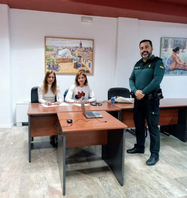 La Guardia Civil imparte en Torralba de Calatrava una charla sobre los peligros de las nuevas tecnologías para los menores La Guardia Civil imparte en Torralba de Calatrava una charla sobre los peligros de las nuevas tecnologías para los menores