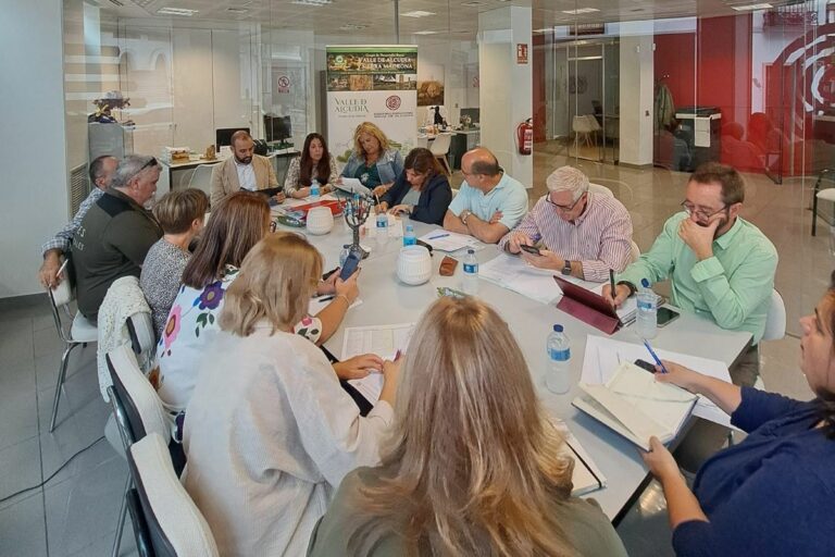 Valle de Alcudia firma contratos de ayudas Leader con 10 ayuntamiento de la comarca que recibirán 296.000 euros