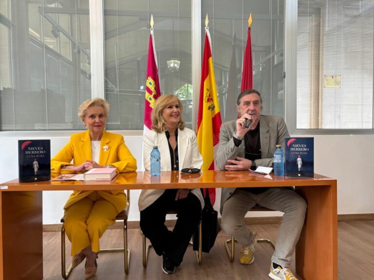 Ciudad Real se rinde a Nieves Herrero en un multitudinario cierre de la Feria del Libro