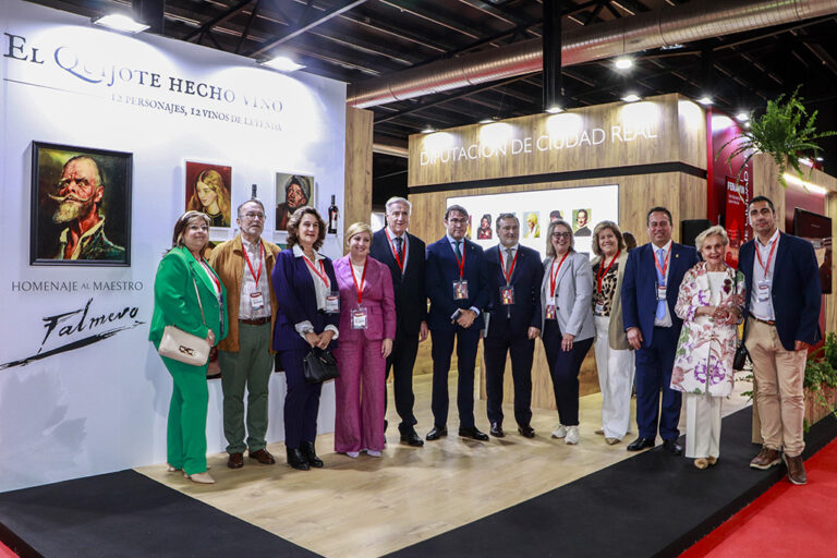 Doce retratos que Palmero pintó de personajes del Quijote dan cuerpo y vida a una docena de los mejores vinos de la provincia