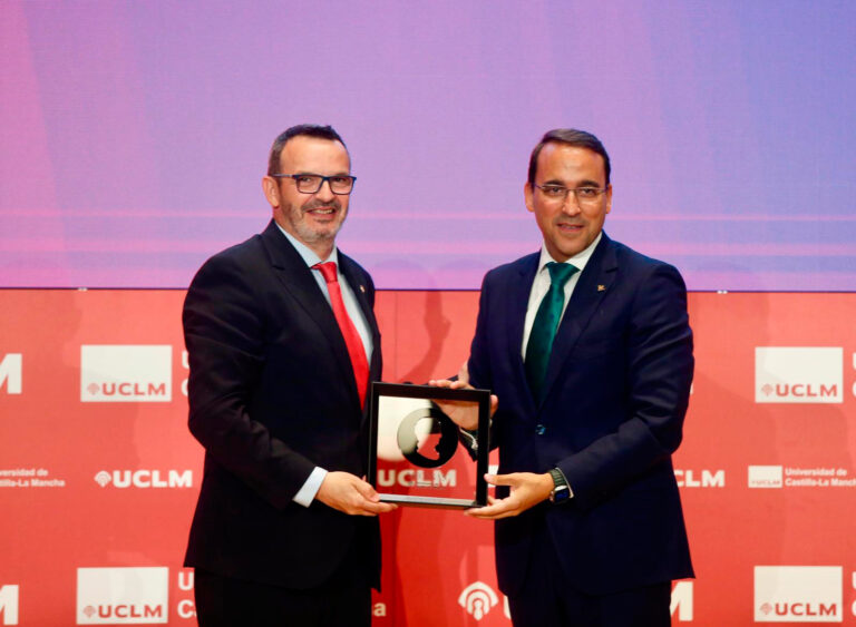 Globalcaja, reconocida por la UCLM por su mecenazgo y la conexión entre el ámbito empresarial y el universitario