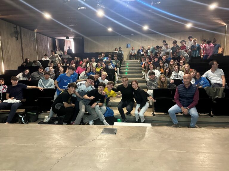 Los alumnos de Bachillerato del Colegio Nuestra Señora del Prado de Ciudad Real reciben al árbitro Javier Alberola Rojas