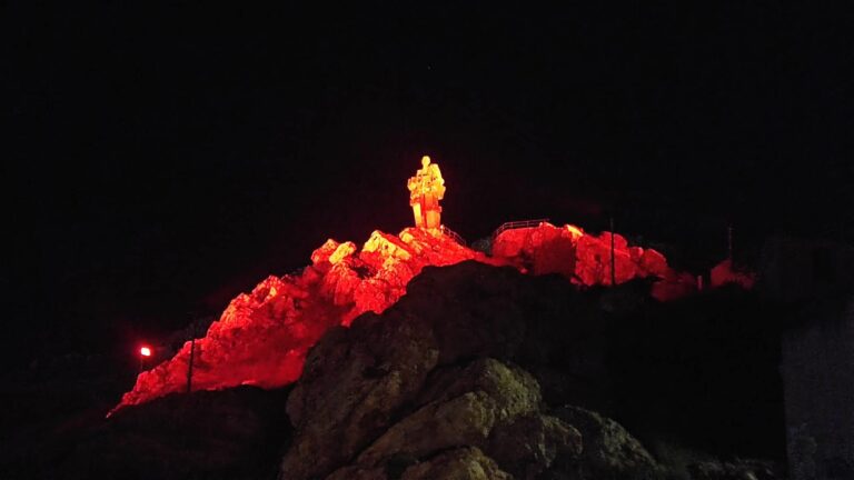 Monumentos y edificios se iluminan en rojo para celebrar el día Mundial de la Seguridad y Salud en el trabajo