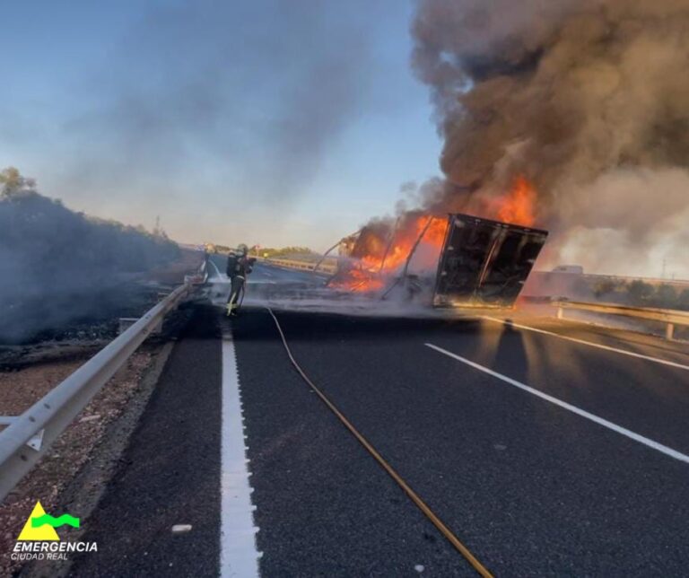 La A-43 continúa cortada en Manzanares tras volcar este martes un camión que transportaba aceite de motor