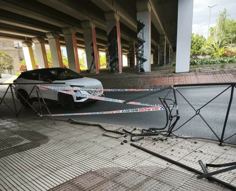 El accidente eterno: Otro vehículo destroza la valla de la rotonda de la Virgen de Gracia de Puertollano
