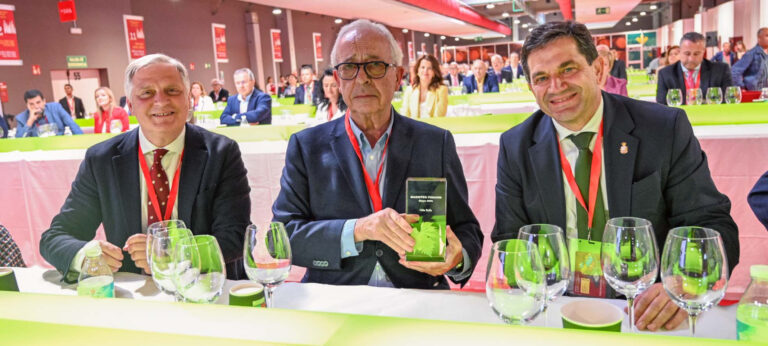 Valverde entrega a Félix Solís el reconocimiento Magister FENAVIN y reconoce su contribución al sector vitivinícola y a la provincia de Ciudad Real