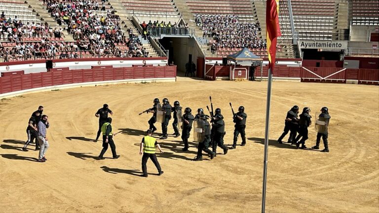 Una exhibición de la Guardia Civil hace furor entre más de 2.500 escolares de Puertollano