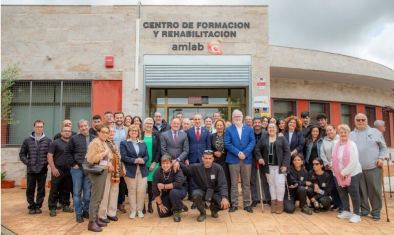 El alcalde de Puertollano reafirma el compromiso del Ayuntamiento con AMIAB
