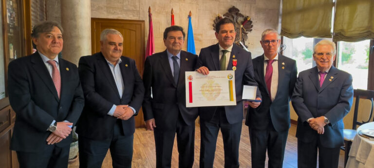 Valverde recibe la Medalla de Oro al Mérito Profesional Individual con Distintivo Rojo del Consejo General de Relaciones Industriales y Licenciados en Ciencias del Trabajo