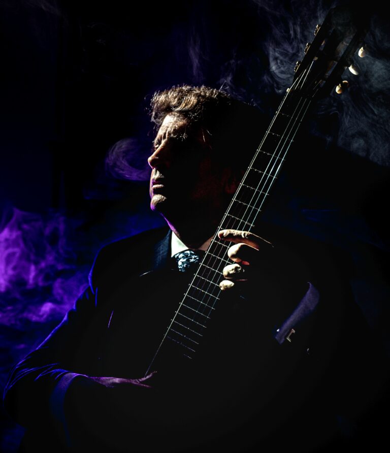 El guitarrista brasileño Carlos Bica ofrecerá un concierto en el Colegio San José