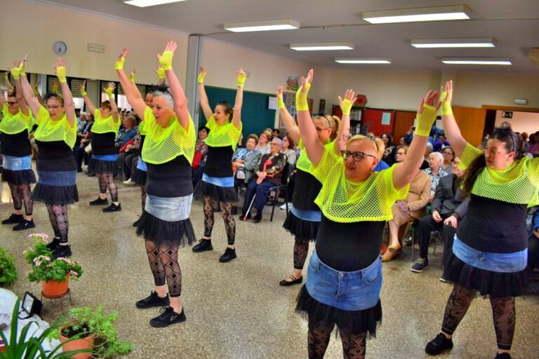 Puertollano: La barriada de las Mercedes da la bienvenida a mayo con canciones y bailes ante la cruz
