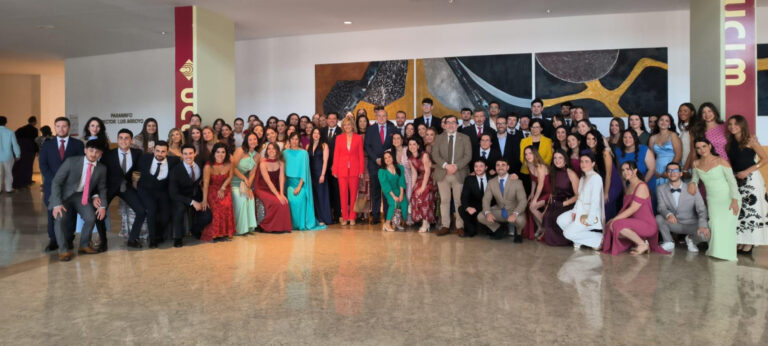 Valverde pide en la graduación de la X promoción de Medicina “una carrera profesional que haga justicia al esfuerzo que se realiza”