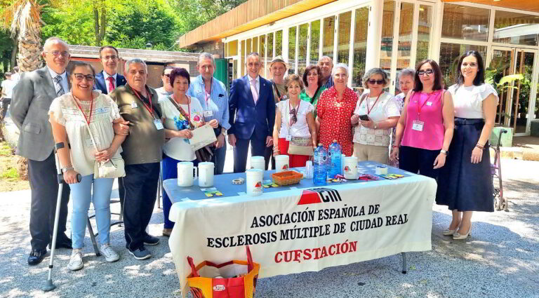 El alcalde de Puertollano agradece el trabajo de la asociación de esclerosis múltiple para mejorar la calidad de vida de los pacientes