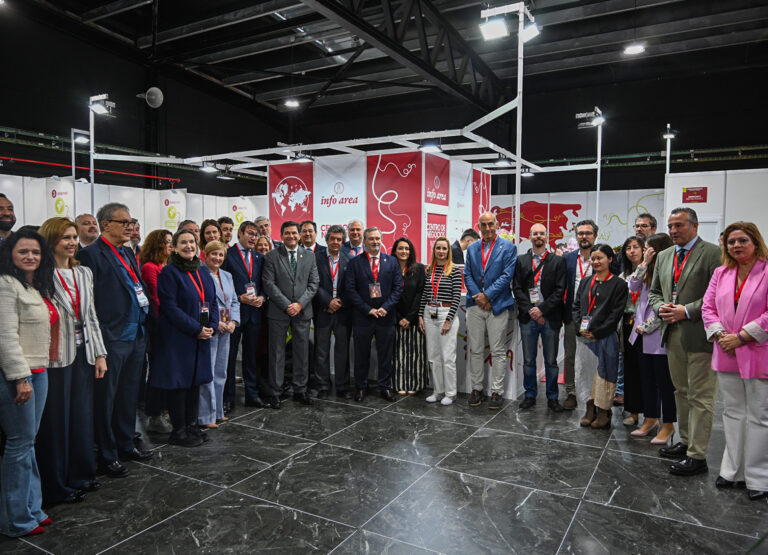 El presidente de la Diputación comprueba en el Centro de Negocio las buenas perspectivas comerciales para el vino español que propicia FENAVIN