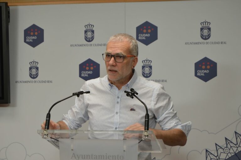 El PSOE critica que el PP pretenda externalizar el servicio de mantenimiento de los colegios