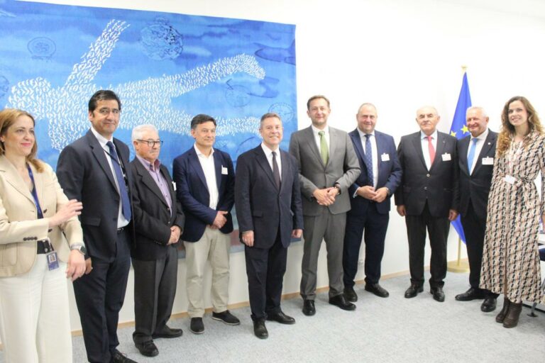 El presidente García-Page comparte con el comisario Hansen las principales preocupaciones de la región en materia agrícola y de agua