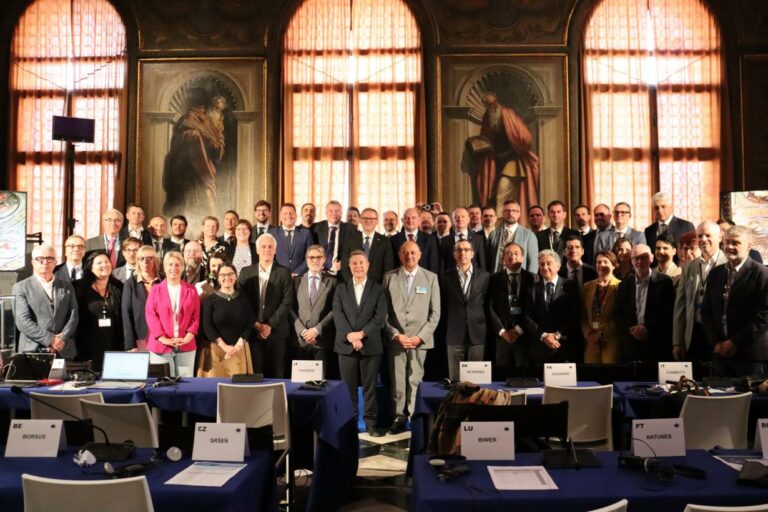 García-Page considera “esenciales” la supervivencia del “viñedo tradicional” y los “etiquetados sencillos” del vino que es “raíz de Europa”