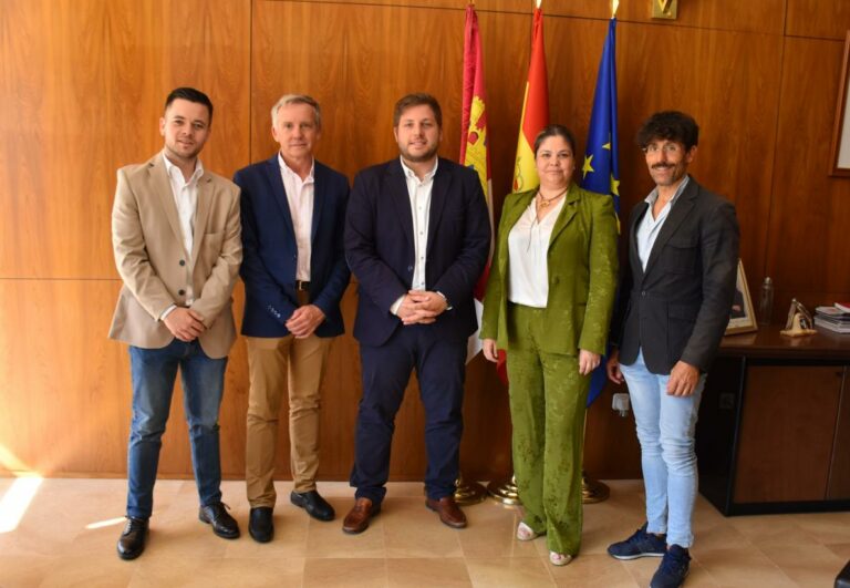 El Gobierno regional y el Ayuntamiento de Consuegra revindicarán que el Ministerio de Transportes mantenga el compromiso de una parada del AVE Madrid-Jaén