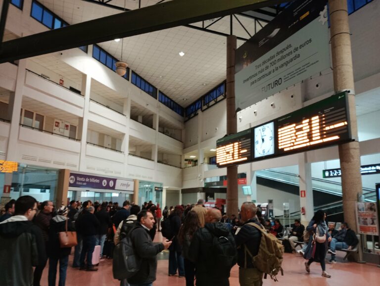 “Preocupación y pesimismo” entre los pasajeros porque los trenes continúan sin salir esta mañana