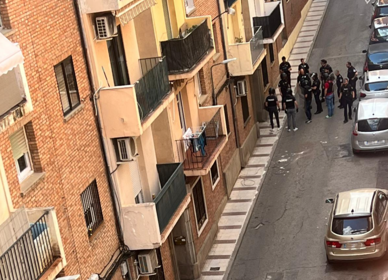 Importante dispositivo policial para detener a un hombre muy alterado, atrincherado en su vivienda de Puertollano