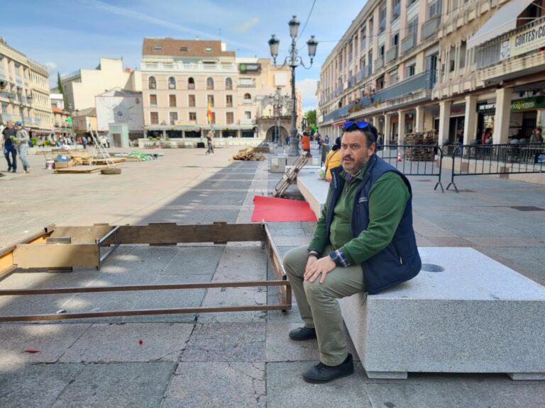 Instalados los soportes, se espera que en un mes la Plaza Mayor de Ciudad Real esté entoldada