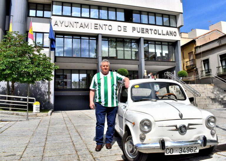 Francisco Muñoz hace parada en Puertollano en su aventura en Seat 600