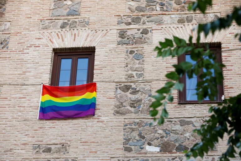 Las Cortes Regionales cuelgan la bandera arcoíris de la fachada principal de su sede en el Convento de San Gil de Toledo
