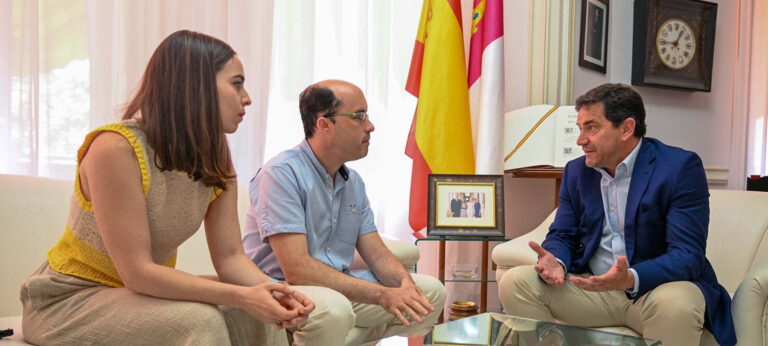 Valverde muestra la total colaboración de la Diputación de Ciudad Real para la creación de un centro de día en Arenales de San Gregorio