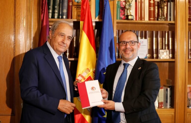 El presidente del Consejo Consultivo entrega la Memoria Anual al presidente de las Cortes regionales