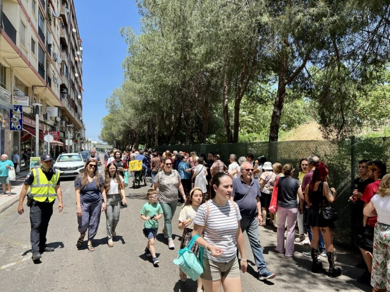Puertollano: La inusitada aglomeración de vecinos en espera del Santo Voto obliga a cortar el tráfico en el Paseo de San Gregorio