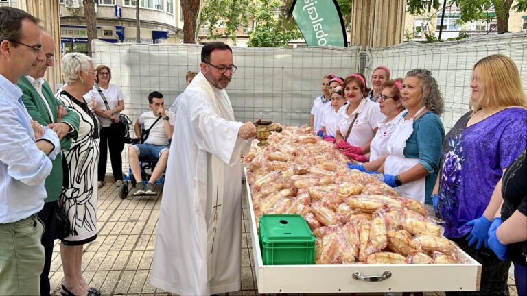 Los panes del Santo Voto son bendecidos con la esperanza de más trabajo para Puertollano