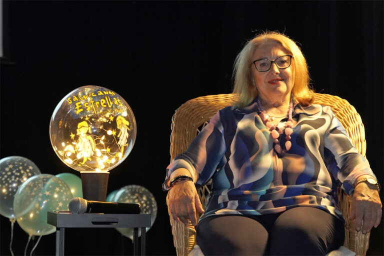 Aurora Rey Aragón inicia el ciclo de firmas en la caseta de Lo Que Te Da La Gana y Grupo Oretania en la FELIP’37