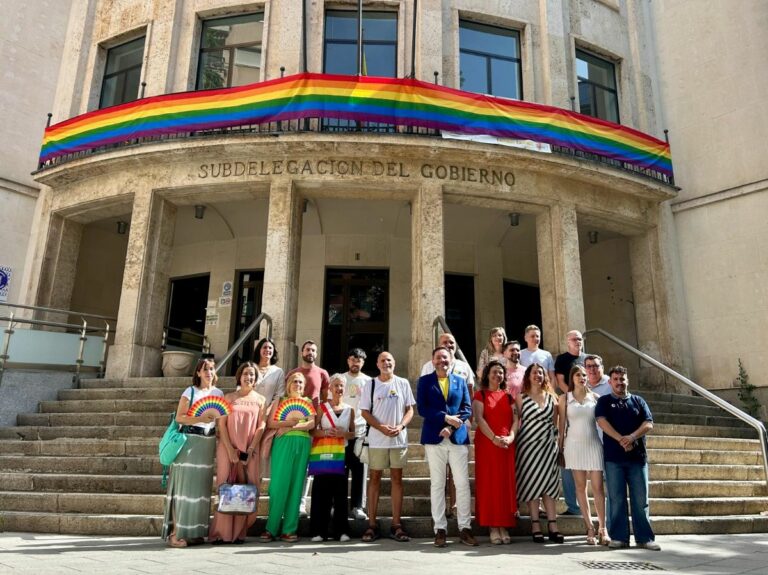 La Subdelegación del Gobierno en Ciudad Real despliega la bandera del Orgullo LGTBI+ como símbolo de respeto, apoyo y compromiso con los derechos del colectivo