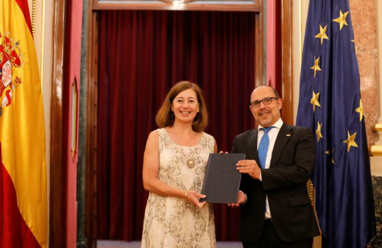 Bellido entrega el nuevo Estatuto de Autonomía a la presidenta del Congreso confiando en que se mantenga el consenso y sume nuevos apoyos