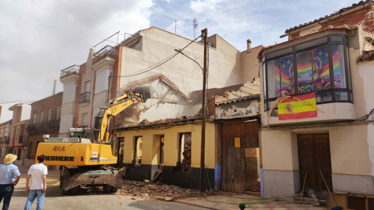 Derribado el emblemático edificio de «La Obrera» de Calzada de Calatrava para construir el Centro de Día