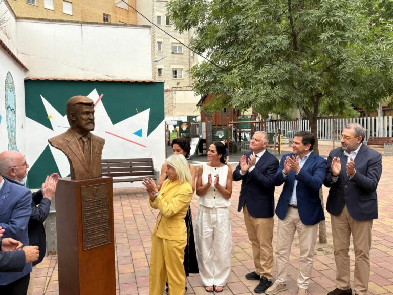 Ciudad Real honra a Manuel Marín con una escultura en el parque que lleva su nombre