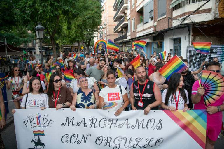 La marea arcoíris recorre las calles del Perchel en la II Marcha del Orgullo de Barrio de Ciudad Real