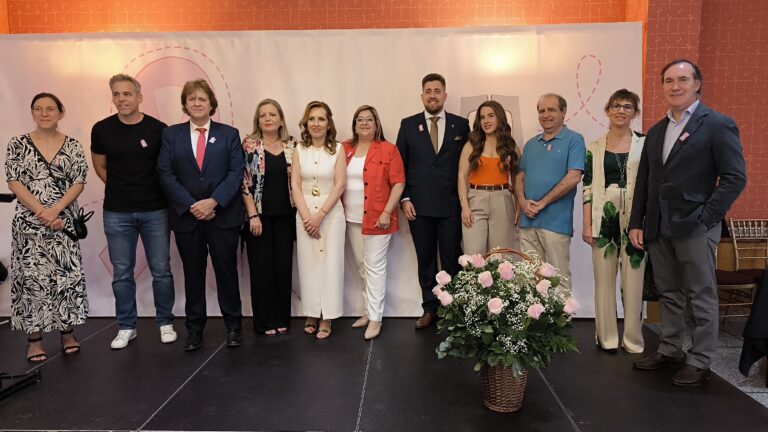 El Ayuntamiento de Ciudad Real apoya a las enfermas de cáncer de mama en la Gala de Entrega de Distinciones de AMUMA