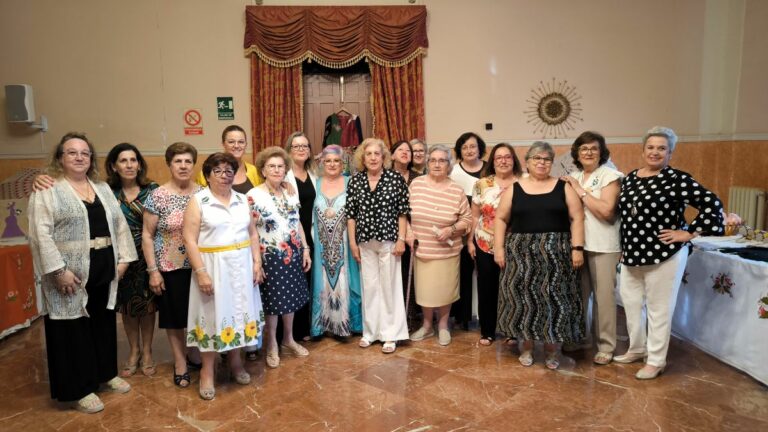 Manos Creativas expone sus trabajos con motivo de la Semana del Mayor