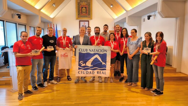 El equipo master del Club Natación Ciudad Real es recibido en el Ayuntamiento tras proclamarse campeón regional