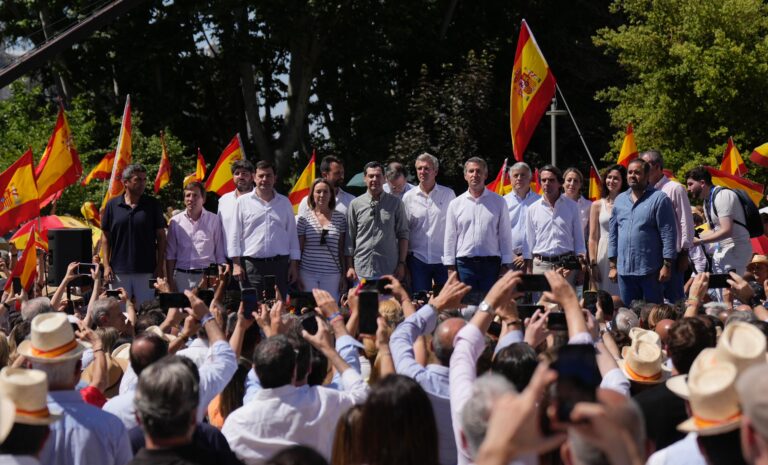 Núñez insiste en reclamar a Page que dé orden a sus diputados y acabe con la legislatura tras comprobar la respuesta de la calle en Madrid