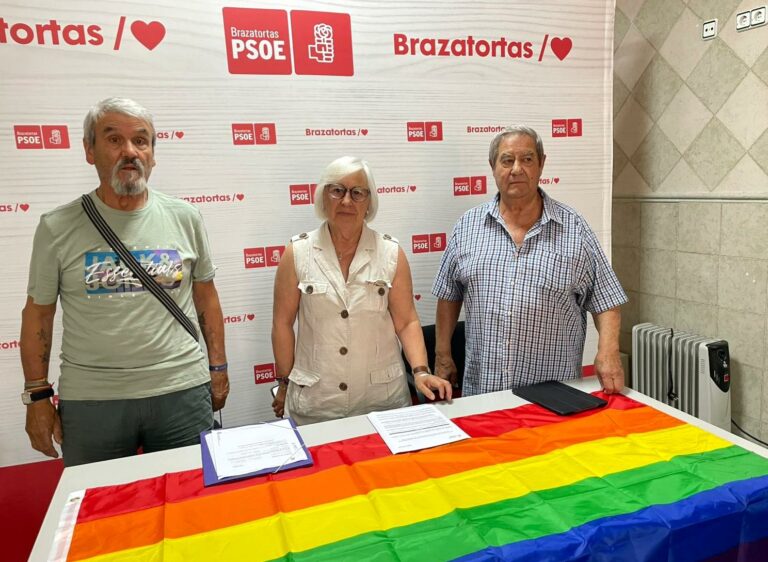 «Gracias al PSOE, Brazatortas cuelga por fin este año la bandera LGTBI, aunque Toledano la esconda en la parte trasera del Ayuntamiento»