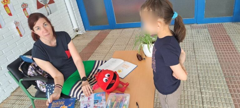 La novela infantil «Arrugas y Piratas», de Sonia Hervás Millán, vuelve a la Feria del Libro de Puertollano tras hacer soñar a los niños de Castilla-La Mancha