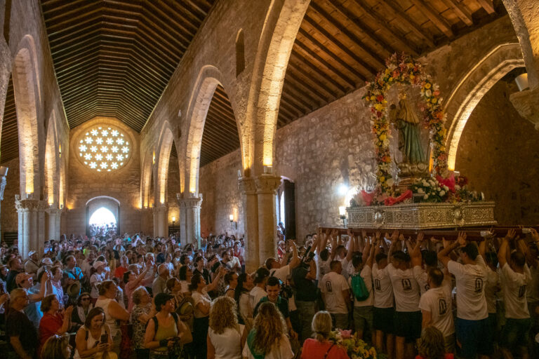 Miles de personas acompañan a la Virgen de Alarcos en una calurosa romería